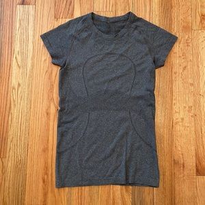 Lululemon size 6 short sleeve shirt